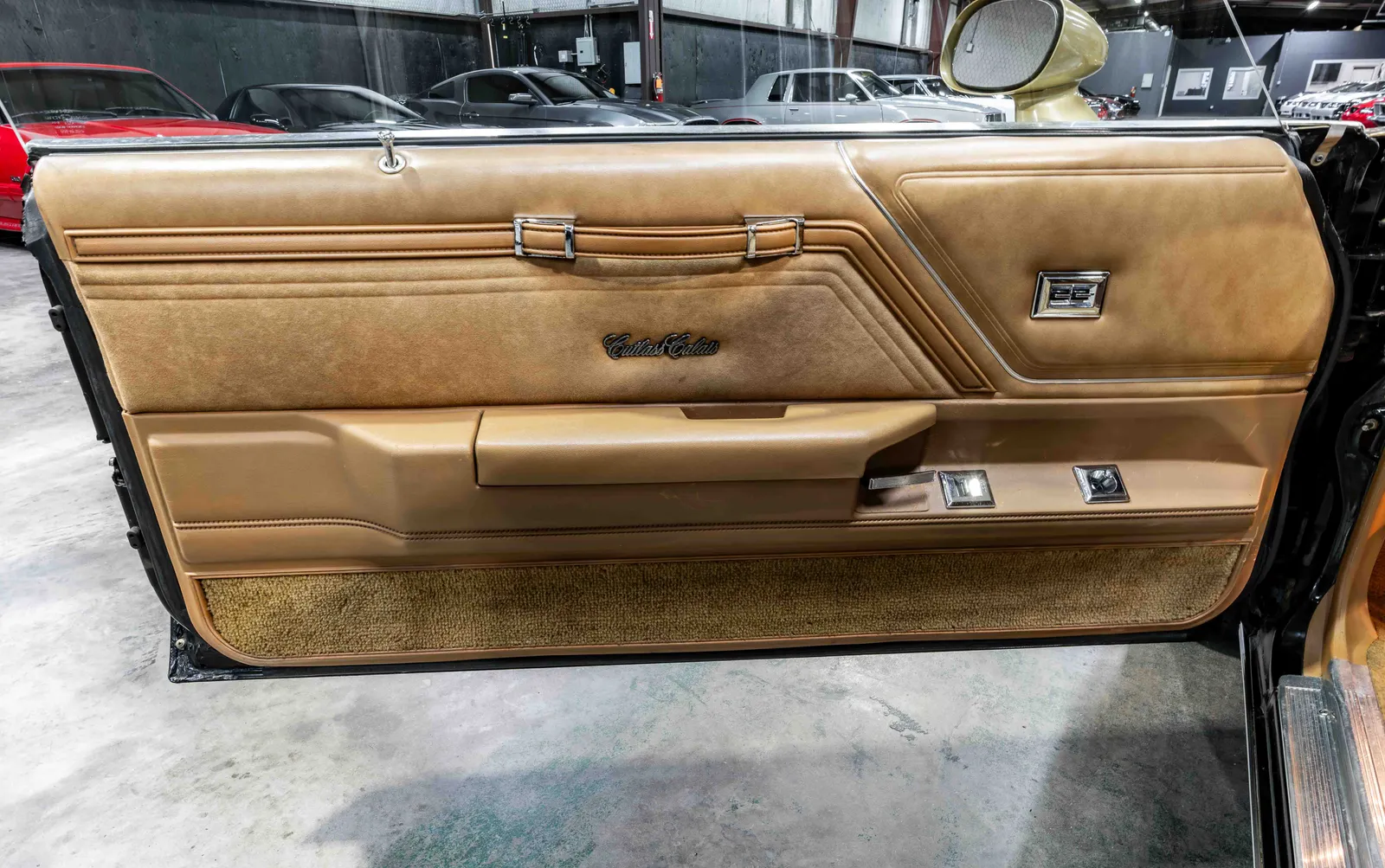 11_1979-Oldsmobile-W30-Black and Gold-536930-47.jpg